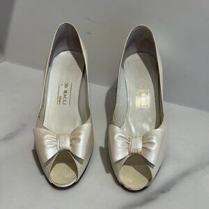 Ladies Bruno Magli Cream Leather Pumps - size 7B
